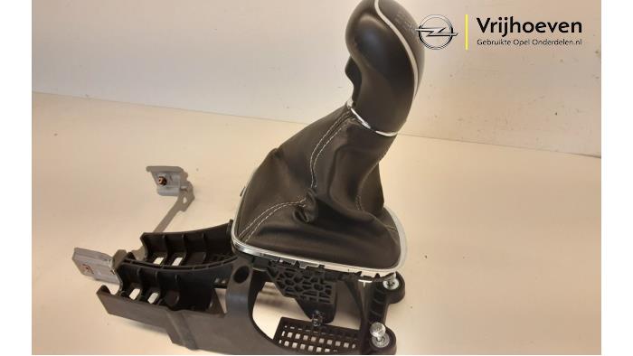 Versnellingspook van een Opel Astra K 1.6 SIDI Eco Turbo 16V 2016
