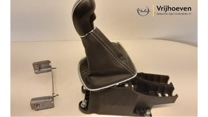 Versnellingspook van een Opel Astra K 1.6 SIDI Eco Turbo 16V 2016