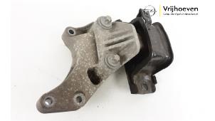 Używane Wspornik silnika Opel Adam 1.2 16V Cena € 20,00 Procedura marży oferowane przez Autodemontage Vrijhoeven B.V.