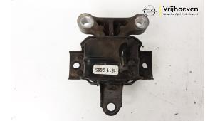Używane Wspornik silnika Opel Karl 1.0 12V Cena € 25,00 Procedura marży oferowane przez Autodemontage Vrijhoeven B.V.