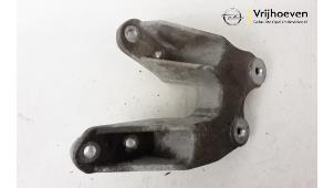 Używane Wspornik silnika Opel Karl 1.0 12V Cena € 20,00 Procedura marży oferowane przez Autodemontage Vrijhoeven B.V.
