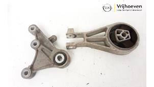 Używane Wspornik silnika Opel Karl 1.0 12V Cena € 15,00 Procedura marży oferowane przez Autodemontage Vrijhoeven B.V.