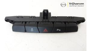Gebruikte Paniekverlichtings Schakelaar Opel Insignia 1.6 SIDI Eco Turbo 16V Prijs € 15,00 Margeregeling aangeboden door Autodemontage Vrijhoeven B.V.
