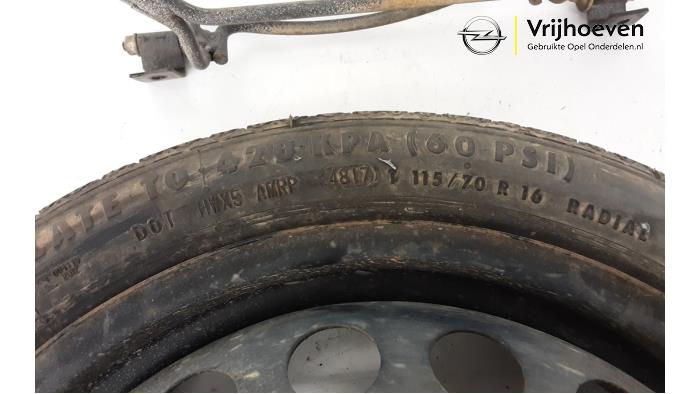 Reservewiel van een Opel Adam 1.4 16V 2018