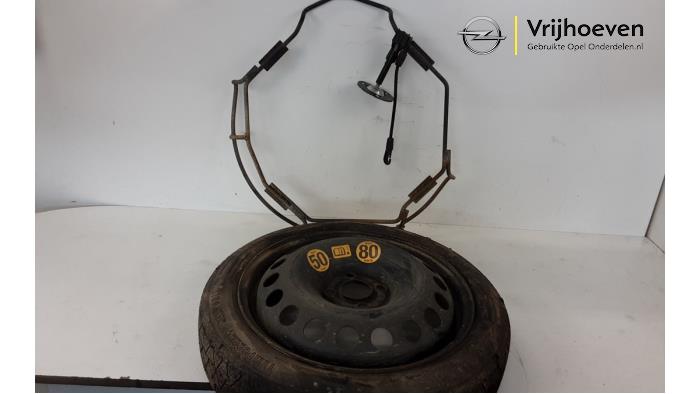 Reservewiel van een Opel Adam 1.4 16V 2018