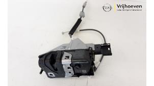 Gebruikte Deurslot Mechaniek 4Deurs links-achter Opel Corsa F (UB/UH/UP) 1.2 Turbo 12V 100 Prijs € 125,00 Margeregeling aangeboden door Autodemontage Vrijhoeven B.V.