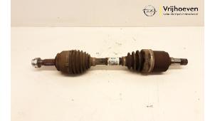 Begagnade Drivaxel, vänster fram Opel Corsa E 1.6 OPC Turbo 16V Pris € 50,00 Marginaltabell erbjuds av Autodemontage Vrijhoeven B.V.