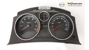 Używane Tablica rozdzielcza Opel Astra H Twin Top (L67) 1.6 16V Cena € 75,00 Procedura marży oferowane przez Autodemontage Vrijhoeven B.V.