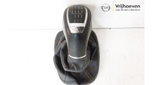 Gebruikte Pookknop Opel Corsa D 1.6i OPC 16V Turbo Prijs € 30,00 Margeregeling aangeboden door Autodemontage Vrijhoeven B.V.