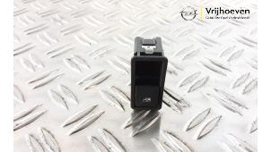 Begagnade Brytare, eldrivna fönster Opel Zafira (M75) 1.9 CDTI 16V Pris € 10,00 Marginaltabell erbjuds av Autodemontage Vrijhoeven B.V.