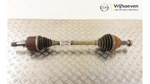 Gebruikte Aandrijfas links-voor Opel Crossland (X) 1.2 Turbo 12V Prijs € 100,00 Margeregeling aangeboden door Autodemontage Vrijhoeven B.V.