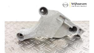 Używane Wspornik silnika Opel Astra K 1.4 Turbo 16V Cena € 15,00 Procedura marży oferowane przez Autodemontage Vrijhoeven B.V.