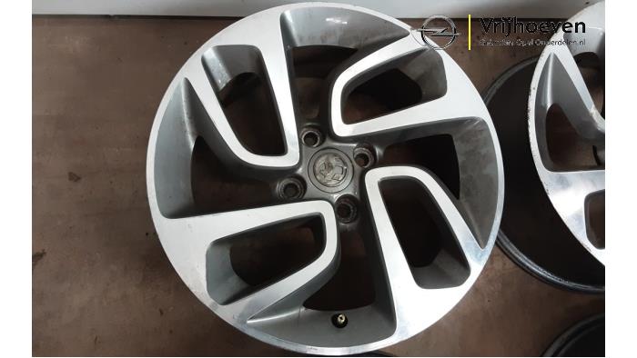 Velgen set van een Opel Crossland (X) 1.2 12V 2017