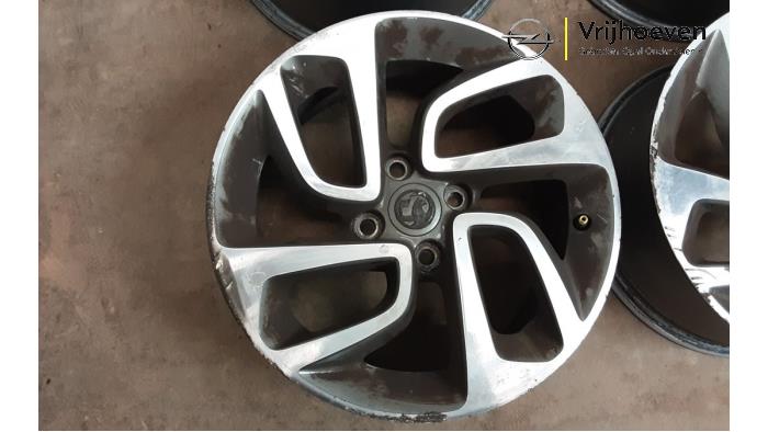 Velgen set van een Opel Crossland (X) 1.2 12V 2017