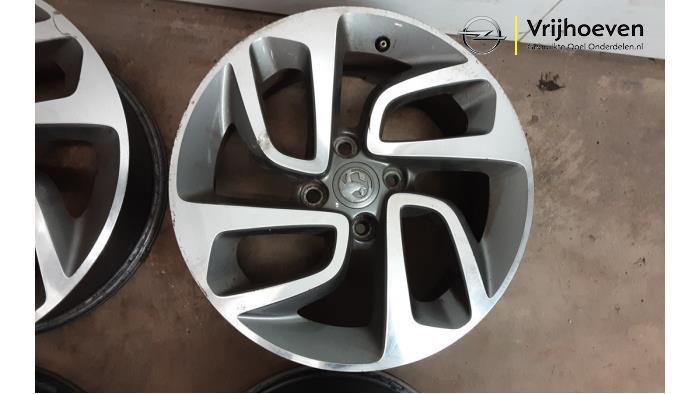 Velgen set van een Opel Crossland (X) 1.2 12V 2017