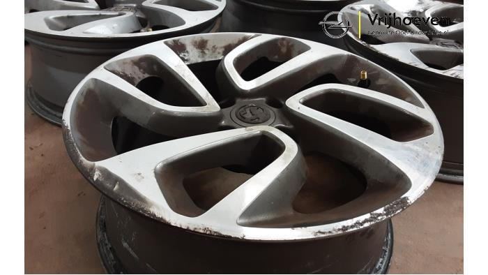 Velgen set van een Opel Crossland (X) 1.2 12V 2017