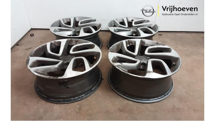 Velgen set van een Opel Crossland (X) 1.2 12V 2017