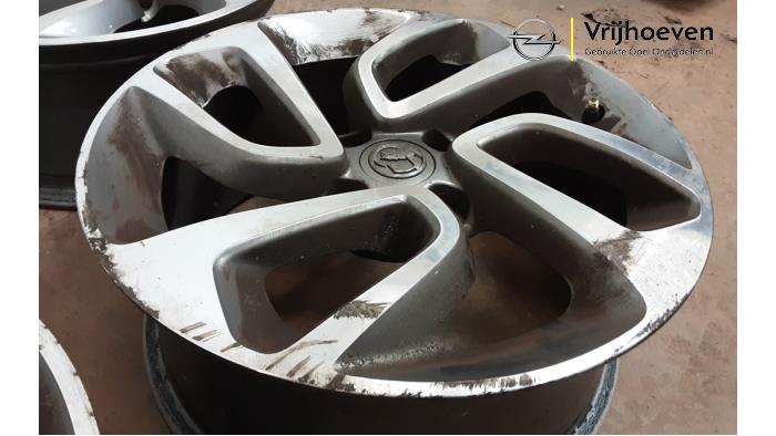 Velgen set van een Opel Crossland (X) 1.2 12V 2017