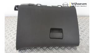 Gebruikte Handschoenenkastje Opel Astra J (PC6/PD6/PE6/PF6) 1.4 Turbo 16V Prijs € 25,00 Margeregeling aangeboden door Autodemontage Vrijhoeven B.V.