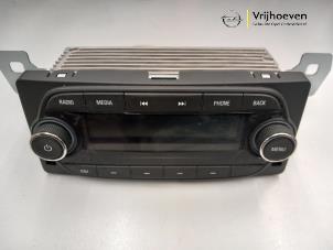 Gebruikte Radio module Opel Karl 1.0 12V Prijs € 100,00 Margeregeling aangeboden door Autodemontage Vrijhoeven B.V.