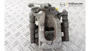 Begagnade Bakre bromsok, vänster Opel Corsa F (UB/UH/UP) 1.2 Turbo 12V 100 Pris € 50,00 Marginaltabell erbjuds av Autodemontage Vrijhoeven B.V.