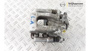 Begagnade Bakre bromsok, vänster Opel Corsa F (UB/UH/UP) 1.5 CDTI 100 Pris € 50,00 Marginaltabell erbjuds av Autodemontage Vrijhoeven B.V.