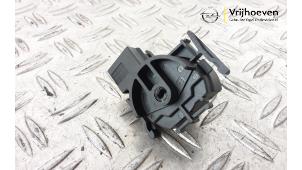 Begagnade Tändningslås Opel Agila (A) 1.0 12V Pris € 10,00 Marginaltabell erbjuds av Autodemontage Vrijhoeven B.V.