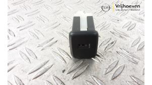 Begagnade AUX/USB-anslutning Opel Grandland (X) 1.6 CDTi 120 Pris € 20,00 Marginaltabell erbjuds av Autodemontage Vrijhoeven B.V.