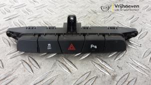 Gebruikte Paniekverlichtings Schakelaar Opel Insignia Sports Tourer 1.6 CDTI 16V Prijs € 15,00 Margeregeling aangeboden door Autodemontage Vrijhoeven B.V.