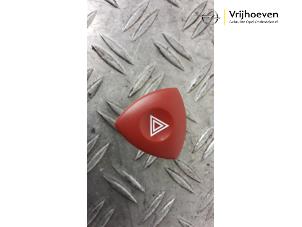 Begagnade Nödbelysningsbrytare Opel Vivaro 1.9 DI Pris € 25,00 Marginaltabell erbjuds av Autodemontage Vrijhoeven B.V.