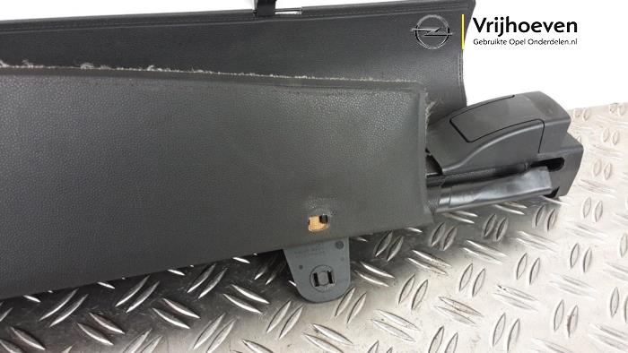 Dekzeil Bagageruimte van een Opel Astra H SW (L35) 1.7 CDTi 16V 2008