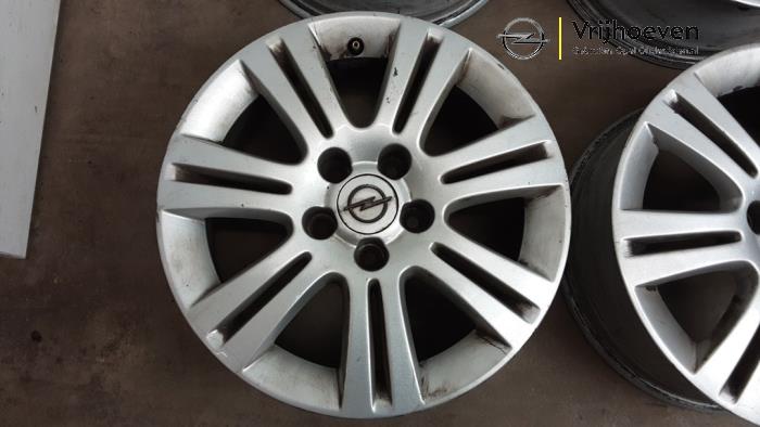 Felgen Set van een Opel Astra H SW (L35) 1.7 CDTi 16V 2008