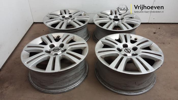 Felgen Set van een Opel Astra H SW (L35) 1.7 CDTi 16V 2008