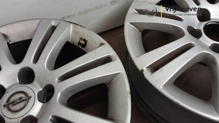 Felgen Set van een Opel Astra H SW (L35) 1.7 CDTi 16V 2008