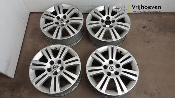 Felgen Set van een Opel Astra H SW (L35) 1.7 CDTi 16V 2008