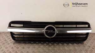 Używane Grill Opel Agila (A) 1.2 16V Twin Port Cena € 50,00 Procedura marży oferowane przez Autodemontage Vrijhoeven B.V.