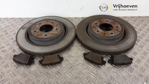 Gebruikte Remschijf + blok achter Opel Insignia Sports Tourer 2.0 GSi Turbo 16V 4x4 Prijs € 175,00 Margeregeling aangeboden door Autodemontage Vrijhoeven B.V.