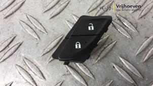 Gebruikte Centrale deurvergrendeling Schakelaar Opel Insignia Sports Tourer 2.0 GSi Turbo 16V 4x4 Prijs € 10,00 Margeregeling aangeboden door Autodemontage Vrijhoeven B.V.
