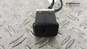 Begagnade AUX/USB-anslutning Opel Insignia Sports Tourer 1.6 CDTI 16V 136 Pris € 20,00 Marginaltabell erbjuds av Autodemontage Vrijhoeven B.V.