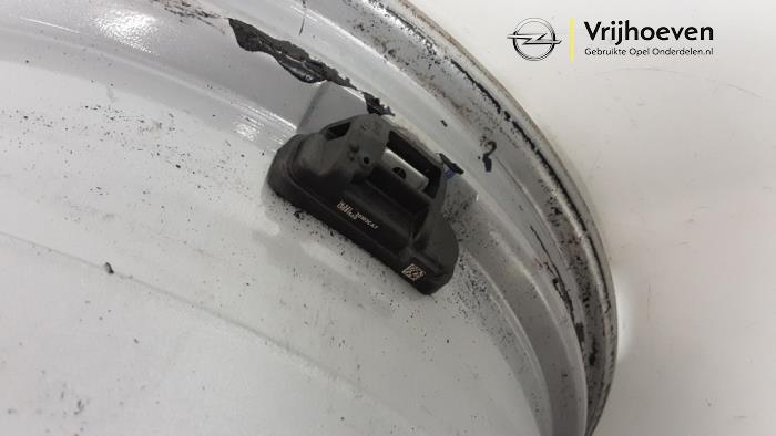 Wheel from a Opel Astra J (PC6/PD6/PE6/PF6) 2.0 CDTI 16V 165 Ecotec 2014