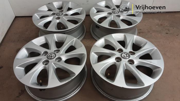 Velgen set van een Opel Karl 1.0 ecoFLEX 12V 2018