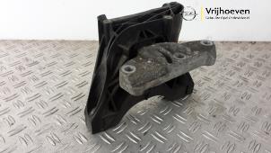 Używane Wspornik silnika Opel Combo Cargo 1.6 CDTI 100 Cena € 25,00 Procedura marży oferowane przez Autodemontage Vrijhoeven B.V.