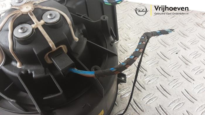 Motor de ventilador de calefactor de un Opel Vectra C Caravan 2.2 DIG 16V 2003