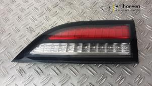 Gebruikte Reflector achterklep rechts Opel Ampera 1.4 16V Prijs € 100,00 Margeregeling aangeboden door Autodemontage Vrijhoeven B.V.