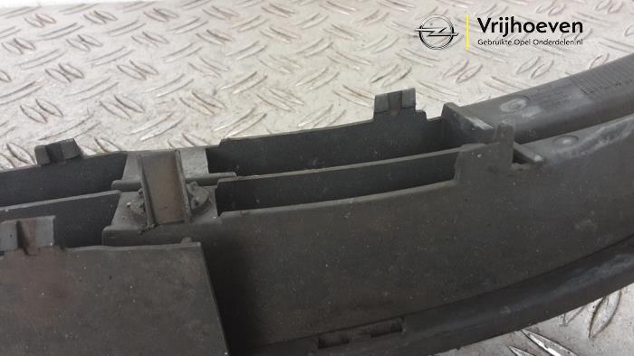 Grille van een Opel Corsa E 1.4 16V 2014