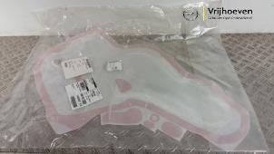 Nowe Tapicerka drzwi lewych przednich wersja 4-drzwiowa Opel Crossland X/Crossland 1.2 Turbo 12V Cena € 12,10 Z VAT oferowane przez Autodemontage Vrijhoeven B.V.