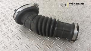 Gebruikte Luchtinlaat slang Opel Insignia Sports Tourer 2.0 CDTI 16V Prijs € 75,00 Margeregeling aangeboden door Autodemontage Vrijhoeven B.V.