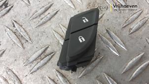 Gebruikte Centrale deurvergrendeling Schakelaar Opel Insignia Sports Tourer 2.0 CDTI 16V Prijs € 10,00 Margeregeling aangeboden door Autodemontage Vrijhoeven B.V.