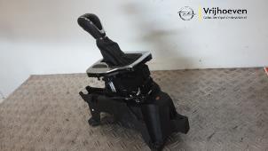 Begagnade Automatisk växelväljare Opel Insignia Sports Tourer 2.0 CDTI 16V Pris € 100,00 Marginaltabell erbjuds av Autodemontage Vrijhoeven B.V.