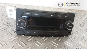 Gebruikte Radio module Opel Karl 1.0 12V Prijs € 100,00 Margeregeling aangeboden door Autodemontage Vrijhoeven B.V.